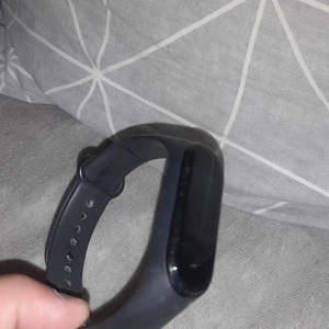 Klockor  - Den första klockan har ingen laddare men den funkar bra den säljer jag för 100 den andra bilden säljer jag för 200 och den har och ingen laddare 