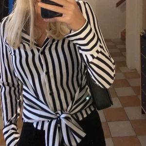 Blus/skjorta NA-KD - Snygg blus/ skjorta med knytning i midjan från NA-KD