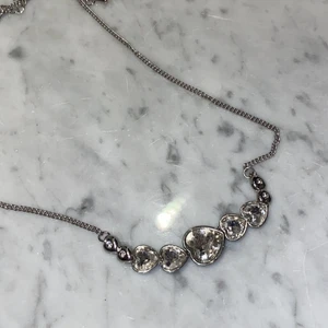 Hjärthalsband - Jättefint halsband med hjärtdiamanter. Superfint skick. Köparen står för frakten💕