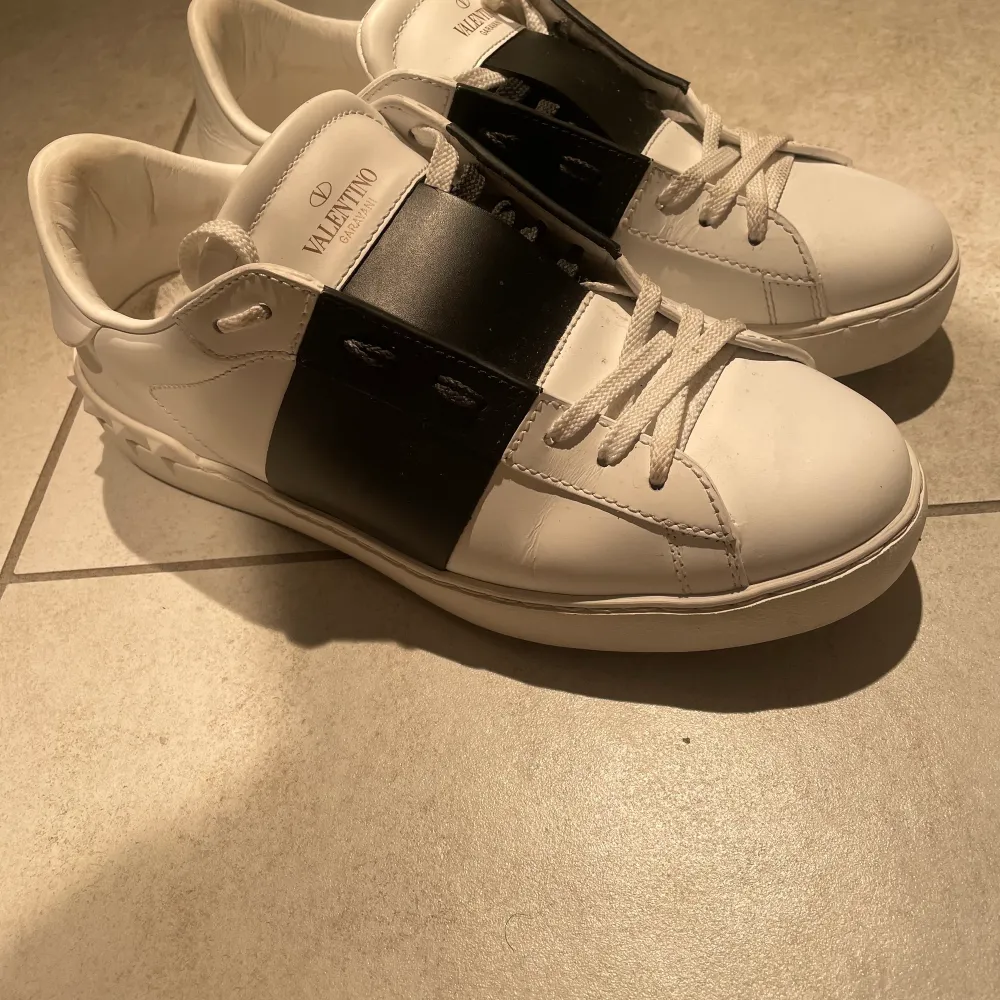 Size 41 fits 42/42,5. Condition 7-8/10, endast lite smutsiga på vissa ställen och undertill men går att få bort enkelt. Box och extra snören medföljer!. Skor.