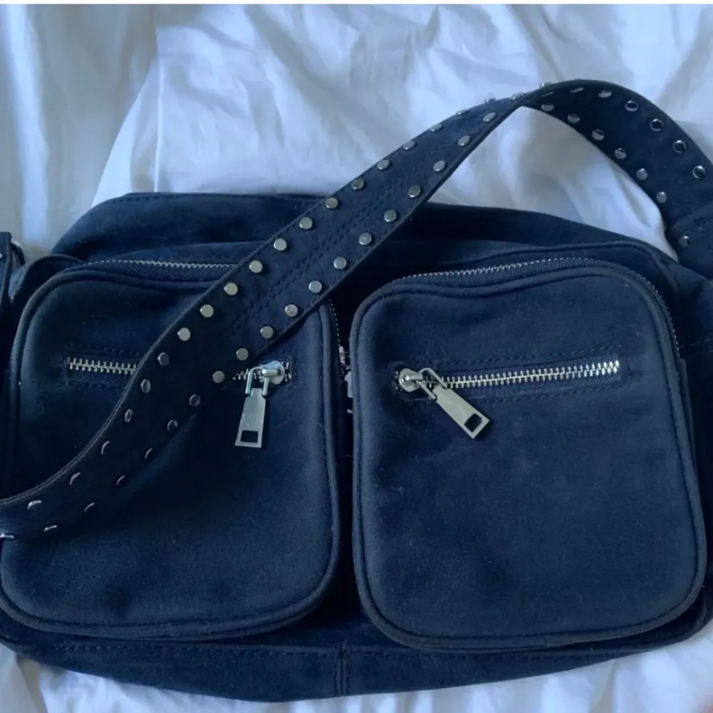 Mörkblå Noella väska, super snygg och passar till allt. Knappt använd och finns inga tydliga defekter. Nypris:750kr❤️❤️köparen står för frakt 📦 . Väskor.