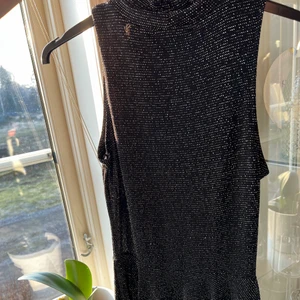 Linne med volang - Svart glittrigt linne med volang! Jätte fin men kommer inte till användning