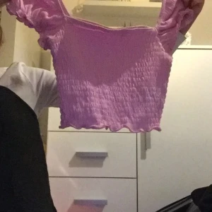 Rosa topp💗 - Jättefin rosa topp i bra skick💕Med puffärmar! Skriv för fler bilder eller frågor☺️