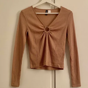 BRUN LÅNGÄRMAD TRÖJA  - Långärmad brun tröja i fint skick, endast använd 1 gång. Säljer den eftersom den blivit för liten för mig. Köparen står för frakt. Skriv till mig om du är intresserad så bestämmer vi frakten😊