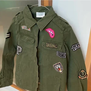 Sommar jacka  - Säljer en av mina favoritbackar då den inte kommer till användning längre av mig. Det är en grön jeansjacka som har massa coola ditaljer som får den att sticka ut i mängden. Den passar till alla kläder. Den finns inte att köpa någonstans längre! Den är i en super skick och har ingen hål eller fel på sig. Om man vill ha fler bilder skriv! 