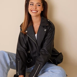 skinnjacka  - fin skinnjacka från nelly, använd inte mer än 5 gånger så fint skick. skriv till mig för egna bilder💓