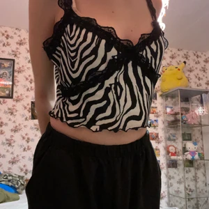 zebra linne - ett super skönt zebra linne från shein, tyget är riktigt luftigt och stretchigt. jag tycker det är lite för stort för mig och axelbanden är ganska långa