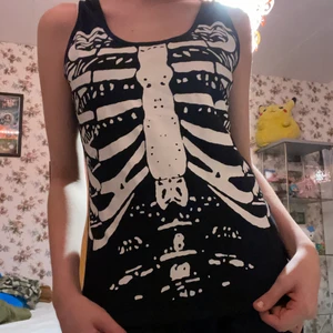 skelett linne  - supercoolt skelett linne från shein, jag har bara använt en gång för jag tycker att de e riktigt fult och de passar inte min kroppstyp 