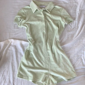 jumpsuit - en mintgrön jumpsuit från bershka i strlk small. Inga defekter och knappt använd.