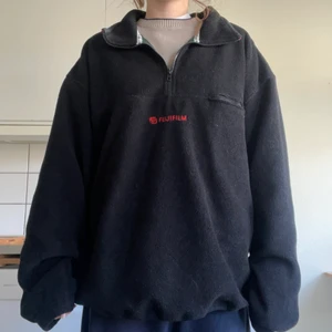 fujifilm - fleece från fujifilm!!! den har röda detaljer och vindskydd på insidan:)