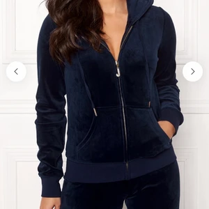 Juicy couture tröja - Hej! Säljer en marinblå Tröja från Juciy couture. Den är i storlek S, i använt men ändå fint skick! Inköpt för flera år sedan. På baksidan av J berlocken har en liten Sten lossnat, men inget som syns eftersom de är på baksidan av berlocken. Bild finns på det om det efterfrågas! På baksidan av hoodien är det inget tryck eller så. 🥰 frakt tillkommer på priset.