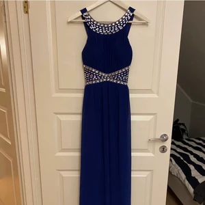 Balklänning  - Blå långklänning som passar perfekt till bal och andra tillfällen💕 Klänningen är från Scala i storlek 6 och passar mig som har S. Nyskick, 250 kr + frakt eller mötas upp🤍                                                                                     Det medföljer även en sjal i samma tyg🥰