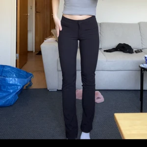 Weekday kostymbyxor  - Lågmidjade kostymbyxor från Weekday i storlek XS💗