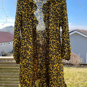 Klänning vero moda - Härlig klänning från vero moda. Aldrig använd. Går att knyta på olika sätt beroende på hur man vill ha den. Säljes pga. Flytt