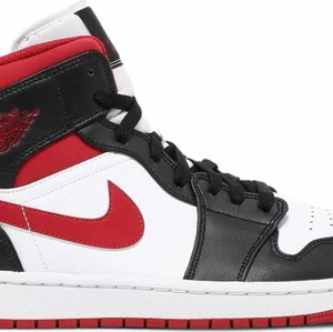 Jordan 1 ”black gym red” mid  - Säljer jordans värde 2000 kr jag vill ha antingen fjällräven jacka mörkblå eller juicy set blå fickor + tröja