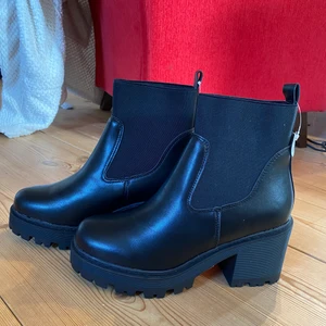 Asos skor i storlek 41 - Sko från asos i storlek 41, säljer då de är förstora för mig! Det är med ”wide fit” 