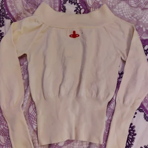 Vivienne Westwood-tröja OBS defekt! - Superfin tunn stickad tröja i ull från Vivienne Westwood. Köpt i Tokyo. Tyvärr gått några hål på den som syns på bilderna, säljer den därför superbilligt och hoppas att någon händig vill laga den 💕 även en liten svag fläck på mudden längst ner, den är dock knappt märkbar. Behöver säljas snabbt pga utlandsflytt så kan gå ner i pris vid snabb affär!