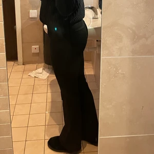 Kostymbyxor  - skit snygga kostymbyxor från bikbok, tyvärr för små för mig därav säljer jag dom🖤 (jag betalar frakt!). Dom är uppsprättade längst ner för dom ska bli lite längre