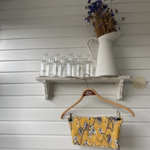 Croptop, Urban Outfitters M - Gul och blåmönstrad crop top från Urban Outfitters. Storlek M. (Väldigt bra stretch) 