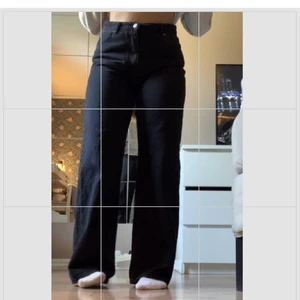 Svarta jeans från monki  - Svarta jeans från monki som jag sällan använt. Gratis frakt, kan mötas upp i Karlstad  
