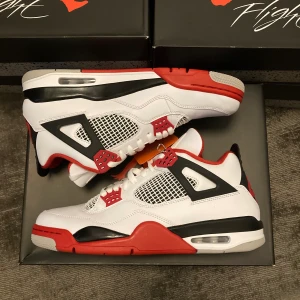 Air Jordan 4 ”Fire Red” - Hej. Jag säljer några helt nya par Air Jordan 4 ”Fire Red” i storlekarna 40,5, 42 och 46.                           Storlek 40,5 kostar 3200kr.                                        Storlekarna 42 och 46 kostar 2800kr styck.             Fraktar samma eller nästa dag efter betalning.      Skriv gärna om du har frågor eller vill ha fler bilder!