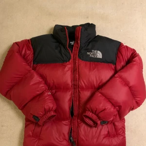 Vintage North Face nuptse puffer - Vintage North Face puffer i fint vintage skick utan hål. Size motsvarar XS och är unisex