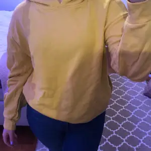 En gul hoodie från lager 157. Använd Max 2 gånger. Detaljer på ärmarna. Köpare står för frakt