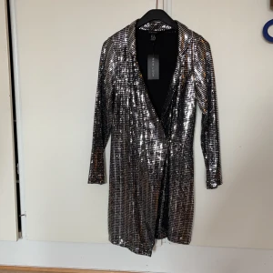 Kläning - En mycket snygg festkläning som är helt oanvänd