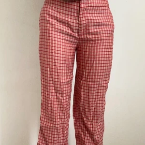 Linnebyxor  - Ett par rutiga linnebyxor från Mango med medelhög midja. Hör av dig om du vill ha fler bilder.