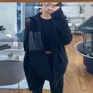 Teddy jacka  - Säljer min fina jacka/kofta så snygg använd 1 gång säljer för 160kr köparen står för frakten 