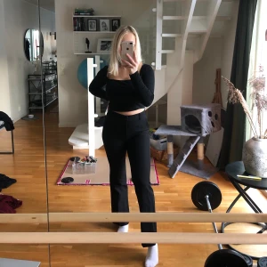 Kostymbyxor - Populära svarta kostymbyxor från bikbok som tyvärr blivit för små. Jätte bra skick! Köparen står för frakten