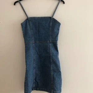 jeans-klänning - tajt jeans klänning från hm, dragkedja där bak