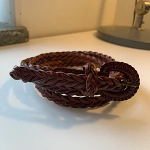 Skärp - Brunt flätat skärp 95cm, en tråd har gått upp vilket syns på sista bilden 🤍                                          Kolla gärna in mina andra annonser!