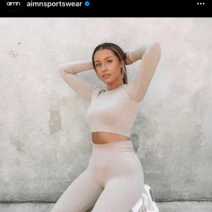 Aimn topp - Säljer denna jättefina träningstoppen från aimn som jag köpte här på Plick, den ska endast ha varit ca 2 gånger och den är i jättefint skick🥰nypris på hemsidan ligger på 500kr🤎denna är i färgen ”beige”