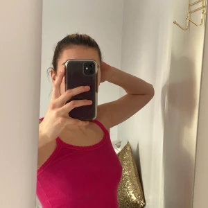 Hollister  - Jätte gullig rosa linne från Hollister. Haft det länge men använt 2 gånger. Så tänkte det var dags att göra mig av med den.