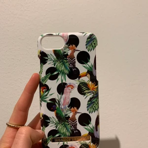 Vit Ideal Of Sweden skal med svarta prickar och papegojor, IPhone 6/7/8 - Vit Ideal Of Sweden skal med svarta prickar och papegojor, IPhone 6/7/8, ser oanvänt ut, 70kr
