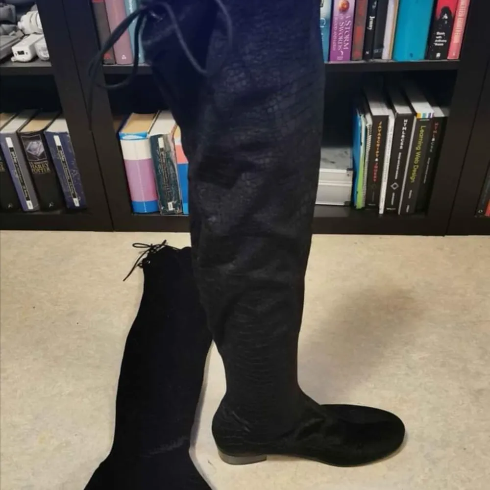 Slip-on boots i svart med ormskinnsmönster, storlek 42, aldrig använda utomhus men provade och någit dammiga i sulan efter att legat längst in i garderoben. 😅 100 kr.. Skor.