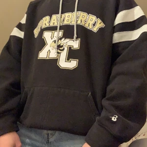 Hoodie - Jättecool vintage hoodie som är oversize, passar på alla storlek Xs-L/XL. Skriv privat om du har några frågor eller vill du ha fler bild😊 Buda i kommentera om många är intresserad.