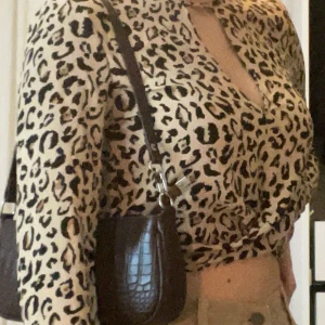 Leopard tröja - Leopardtröja, knappt använd, går även att vända på så att öppningen sitter i ryggen💕