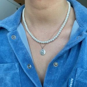 pärlhalsband  - Pärlhalsband med 6mm pärlor! Halsbandet är 41-45cm då man kan förlänga det med en förlängningskedja✨ Bild 1 är hur långt det kan bli och bild 2 är det kortaste. Frakt INGÅR i priset🥰✨