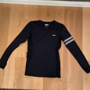 Stronger tröja  - En träningströja från stronger, Etna II. Jag har använt tröjan 1-2 ggr och jag säljer den för att den inte kommit till användning.  Inköps pris 400 kr och köparen står för frakt.