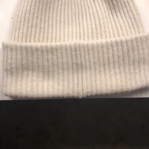 Beige mössa  - En beige mössa ifrån Lindex ❤️ säljer pågrund av den aldrig används❤️ 50kr + frakt (24kr) köpt för 299kr❤️
