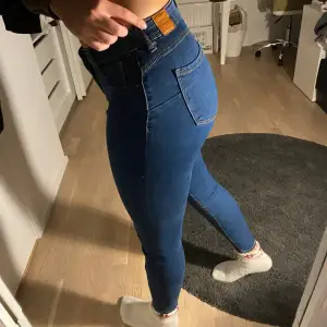 Säljer dessa oanvända push-up jeansen ifrån Bershka. Endast provade & tvättade. Köpta för 349 säljer för 150 kr. Köparen står för frakt 💞