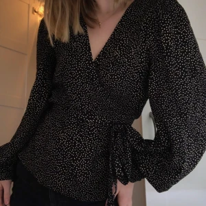 Omlottblus från &otherstories - Jättefin prickig omlottblus från &otherstories! Knyte i midjan. Storlek 38 men passar även 36! Använd ett fåtal gånger!