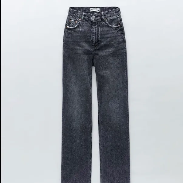 Säljer de populära 90s full length jeansen i färgen ”rainfall” som är HELT slutsålda överallt! Oanvända och prislappen sitter kvar. Storlek 36 och dom är långa i benen, man kan klippa upp dem till sin egen längd!✨ Frakten är 66kr! AVSLUTAD DIREKT FÖR 400+frakt❤️. Jeans & Byxor.