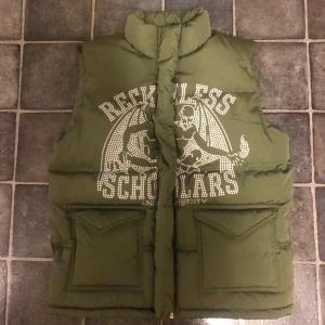 Reckless Scholars väst - Puffig väst. Passar till allt.