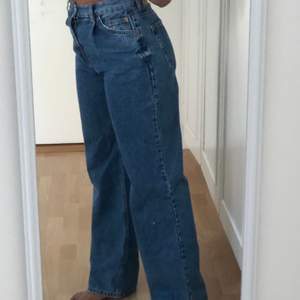 Jättesnygga jeans från Pull&Bear, de är oanvända och  för inte alla länge sedan. Säljer då de inte är min stil alls ✨ Fraktar!