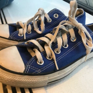 Converse  - Ett par blåa converse i storlek 37,5. Dma om du är intresserad, säljer för 60kr+frakt, kan mötas upp i Malmö. Budgivning startar från 60kr.💕