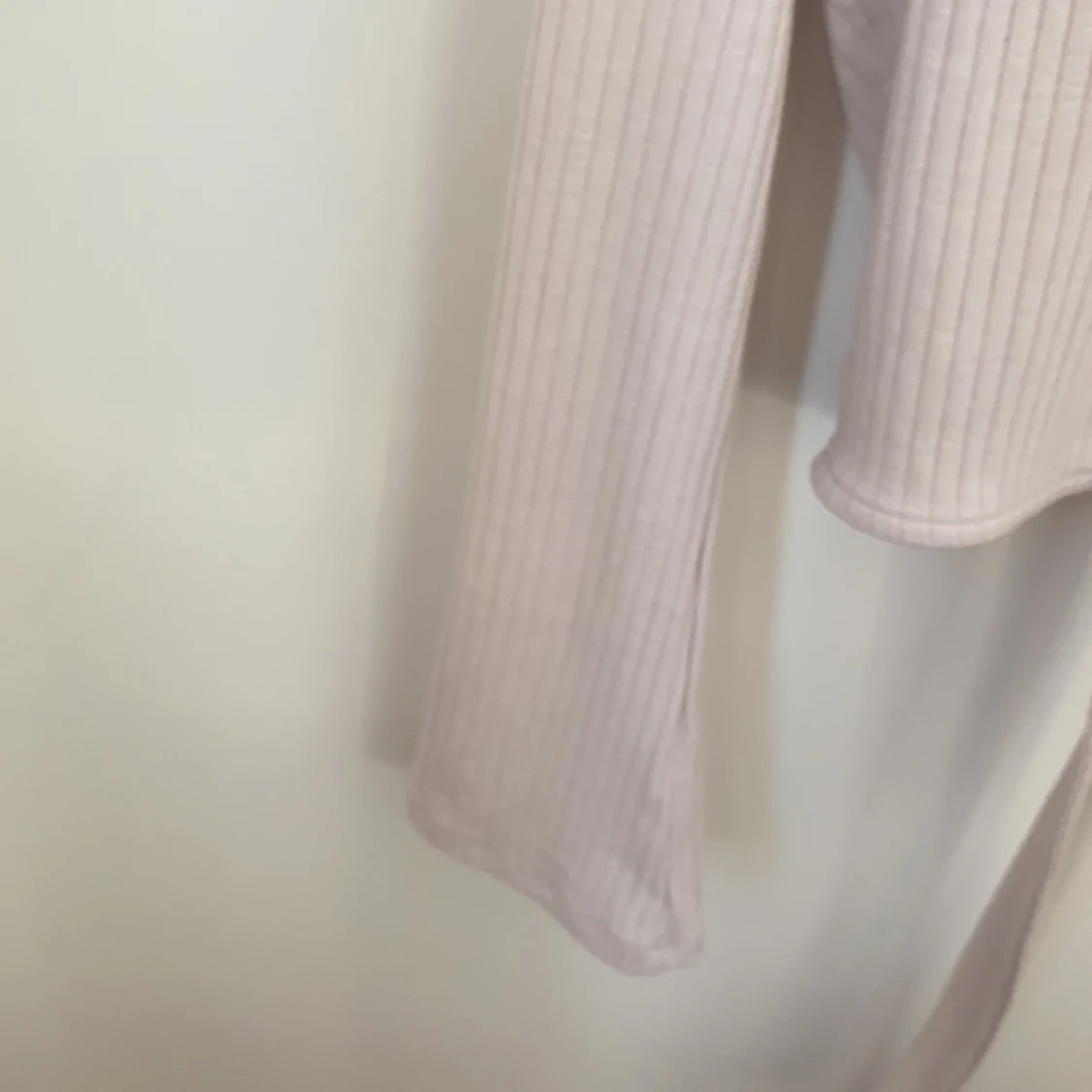 Ljusrosa/beige tröja med ribbat mönster  - 91