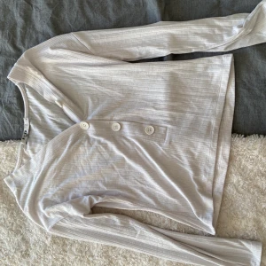 Vi långärmad tröja - Jättemjukt och skönt material, använd ett fåtal gånger. Köparen står för frakten💕